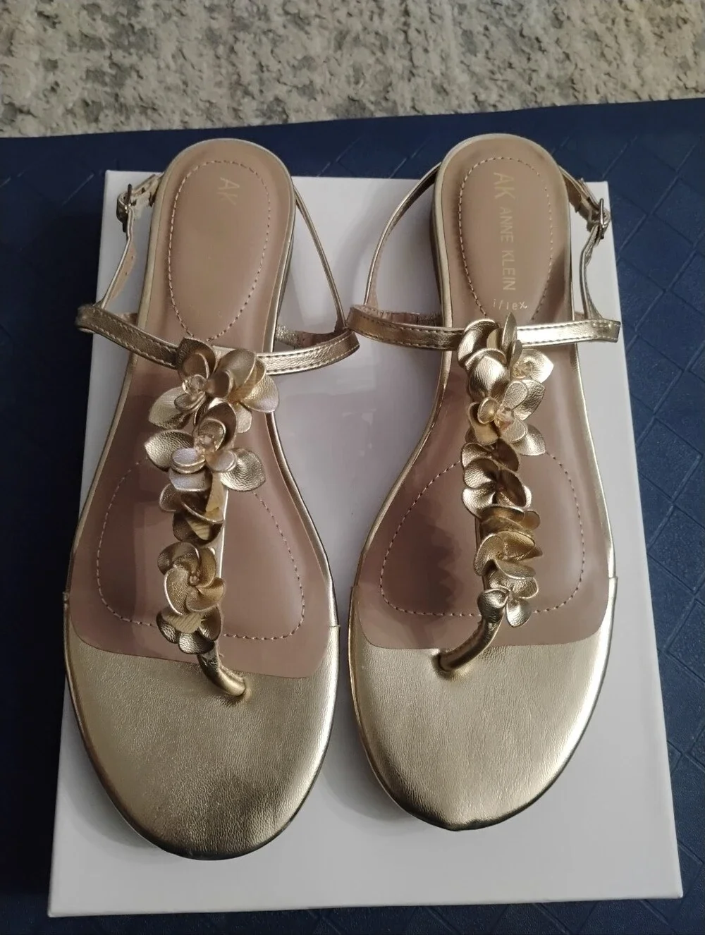 Anne Klein Flavia Iflex Metallic Gold Floral Embellished Thong Sandals Sz 10 NEW